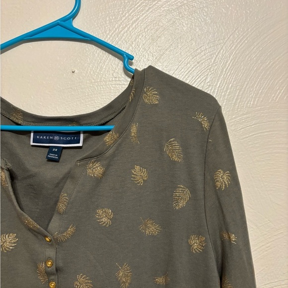 🌿 Karen Scott Plus 2X Gold Leaf Print Henley Top Olive Green 3/4 Sleeve - Picture 6 of 8